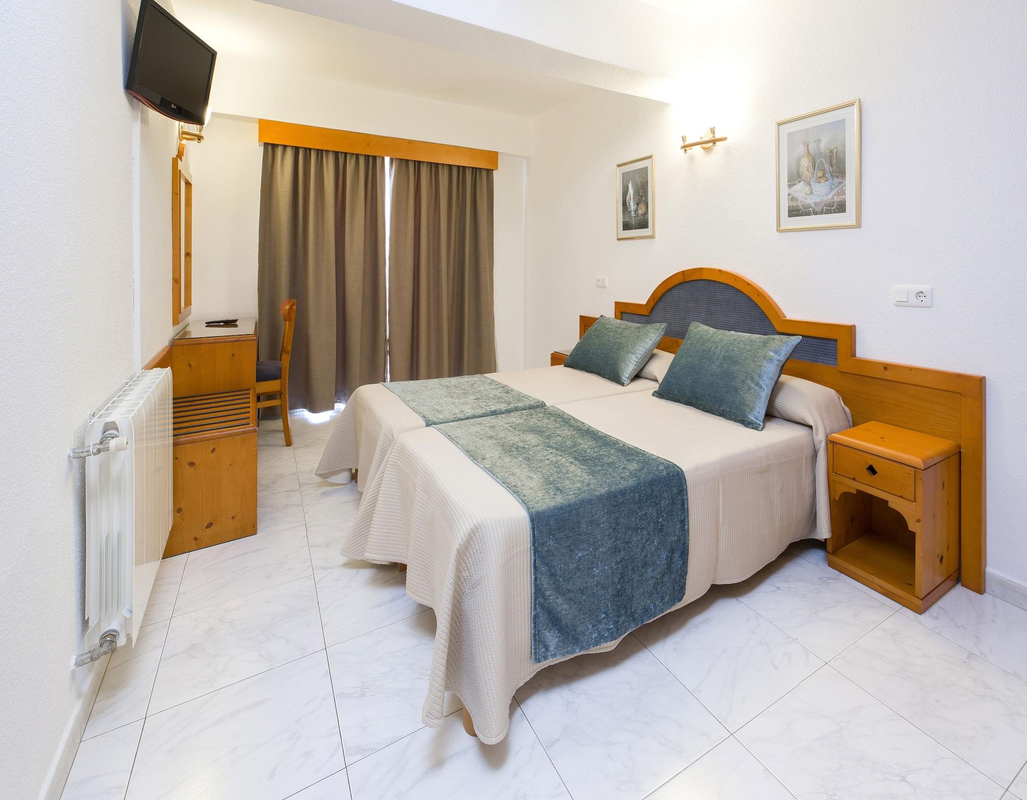 Hostal Mari Sant Antoni de Portmany Екстериор снимка