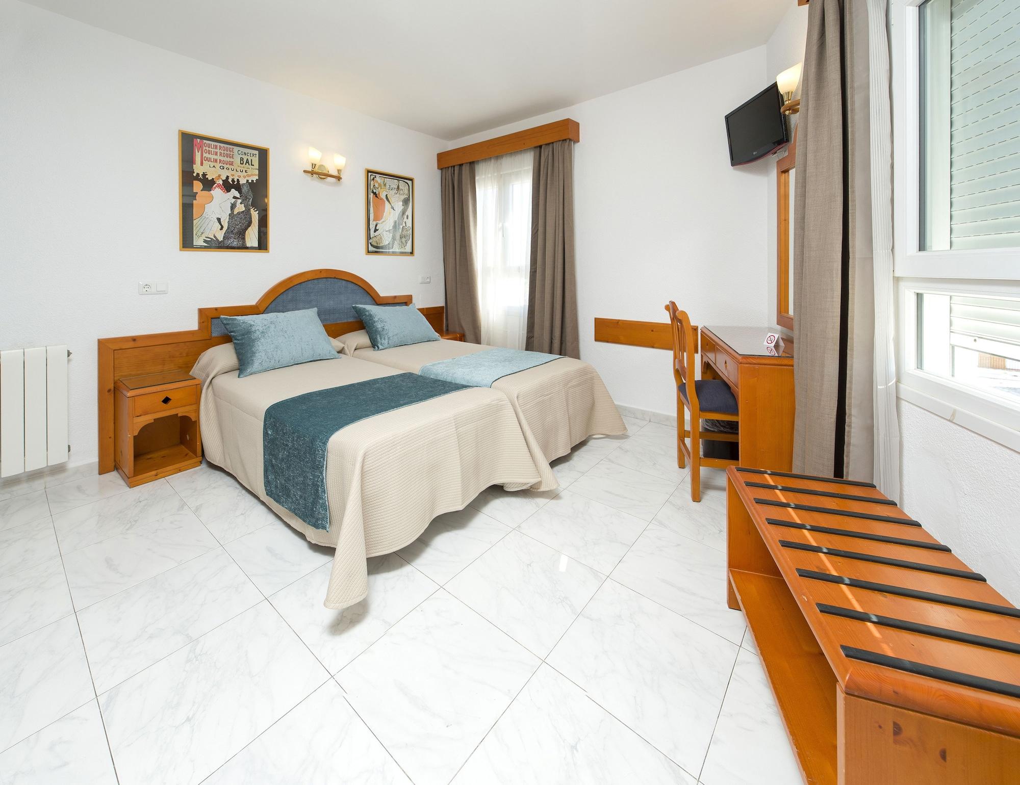 Hostal Mari Sant Antoni de Portmany Екстериор снимка