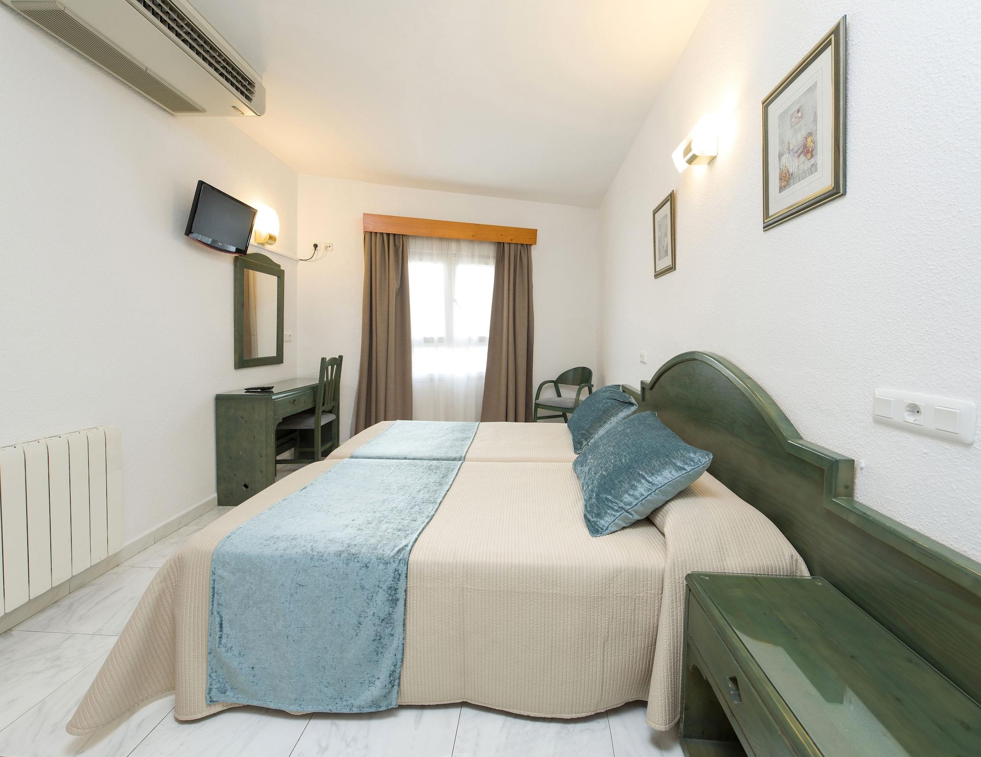 Hostal Mari Sant Antoni de Portmany Екстериор снимка