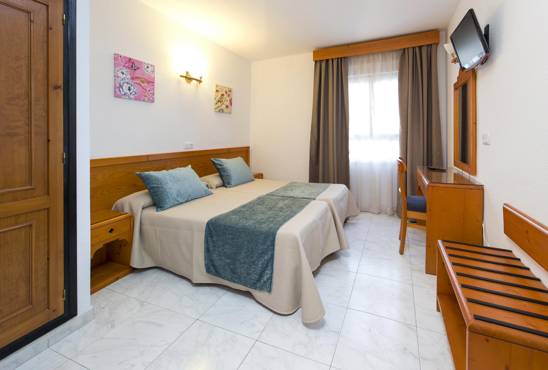 Hostal Mari Sant Antoni de Portmany Екстериор снимка