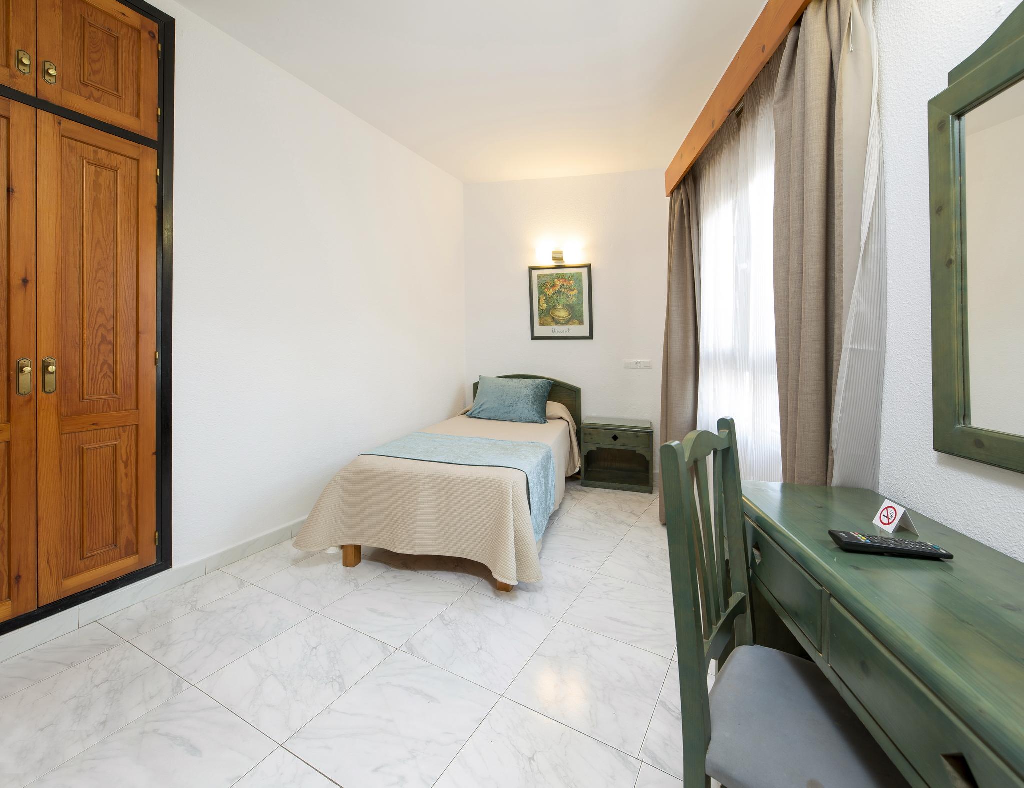 Hostal Mari Sant Antoni de Portmany Екстериор снимка