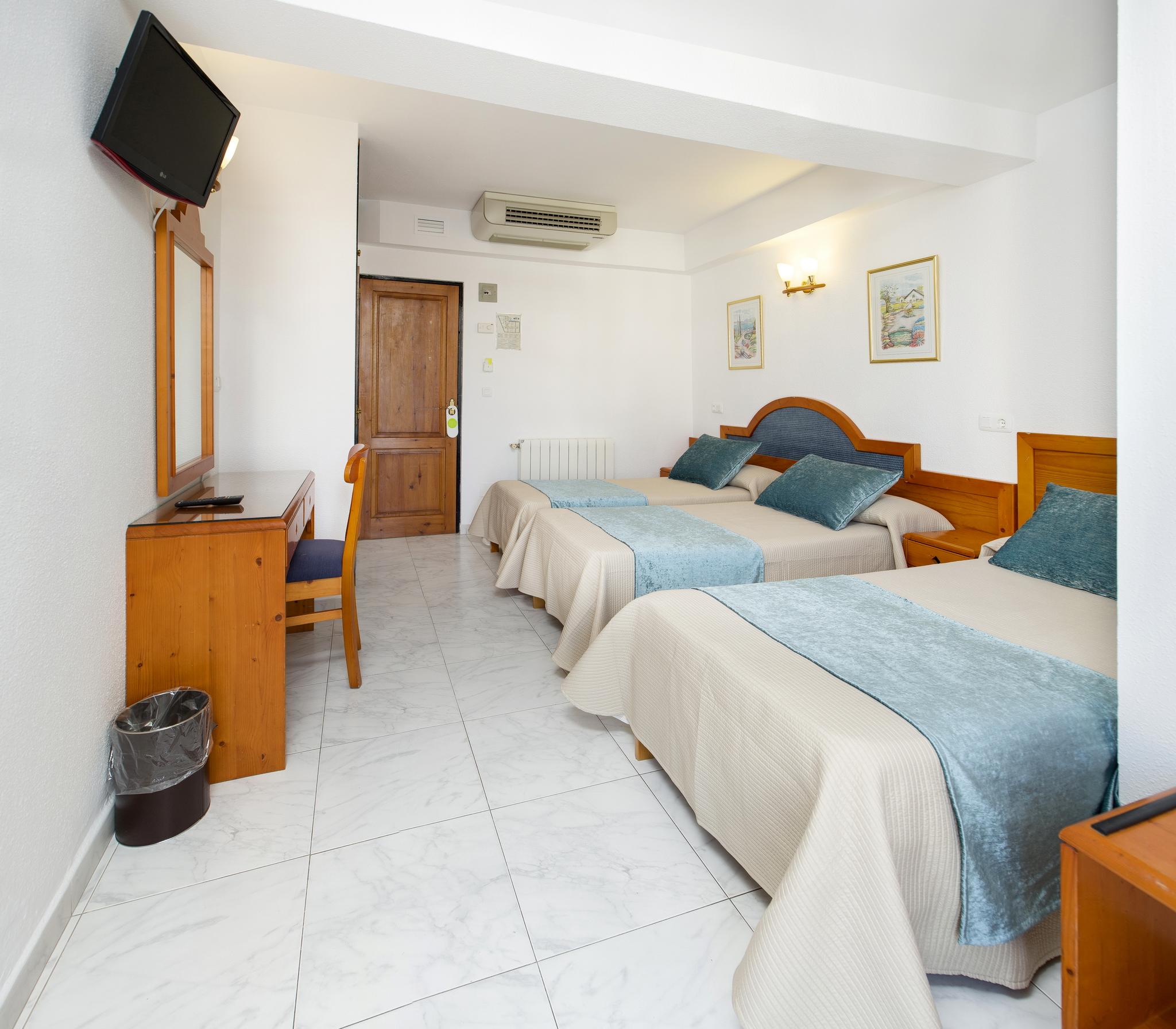 Hostal Mari Sant Antoni de Portmany Екстериор снимка