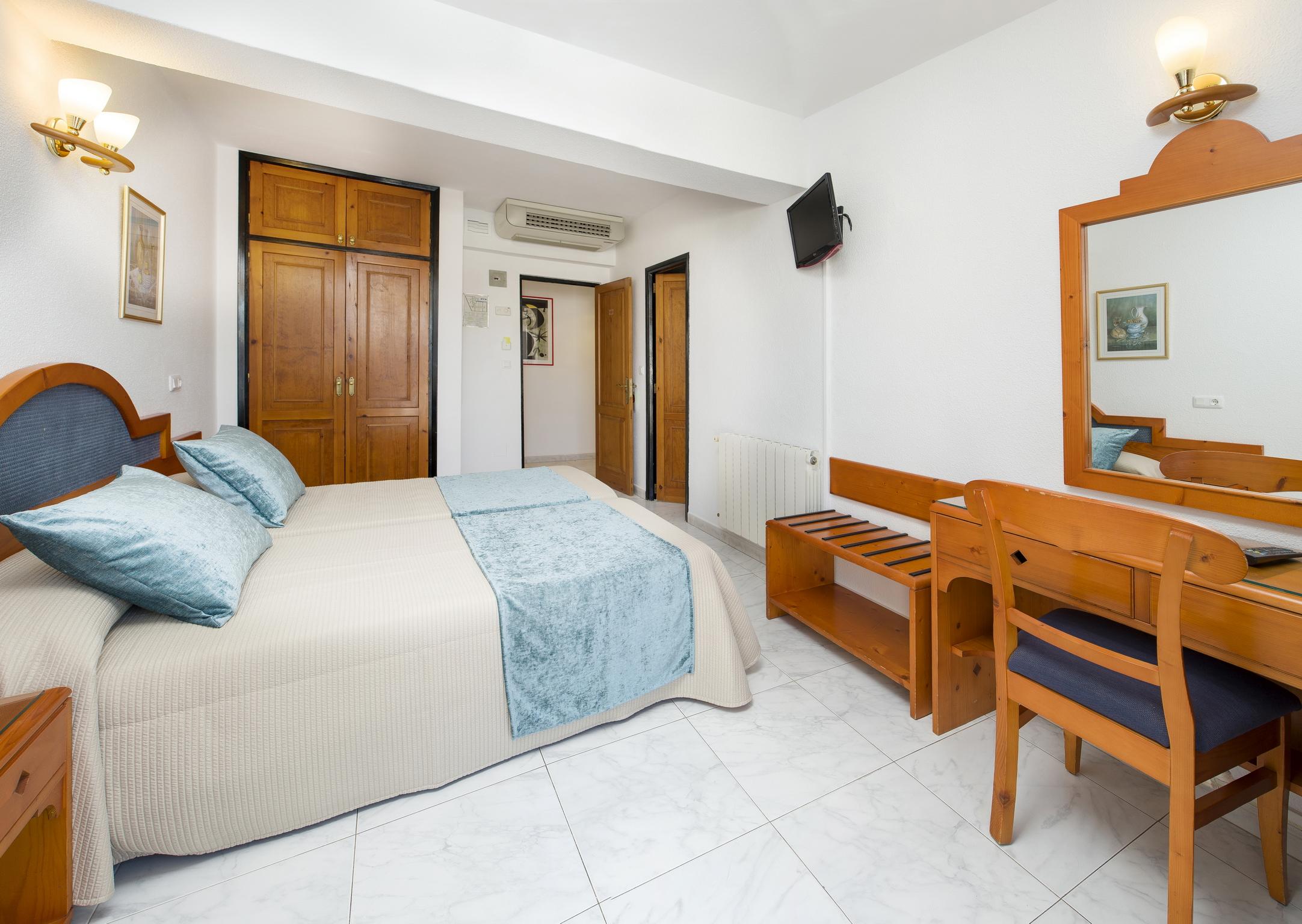 Hostal Mari Sant Antoni de Portmany Екстериор снимка