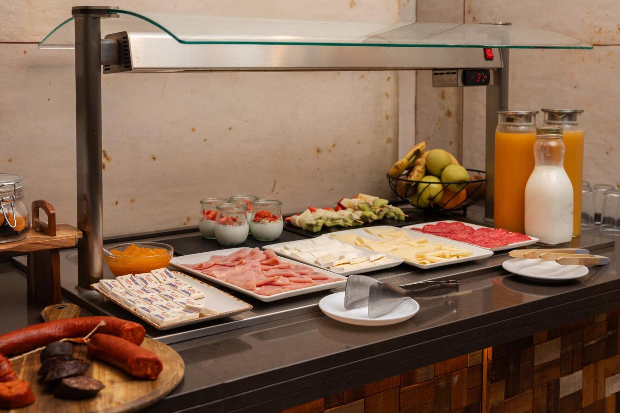 Hostal Mari Sant Antoni de Portmany Екстериор снимка