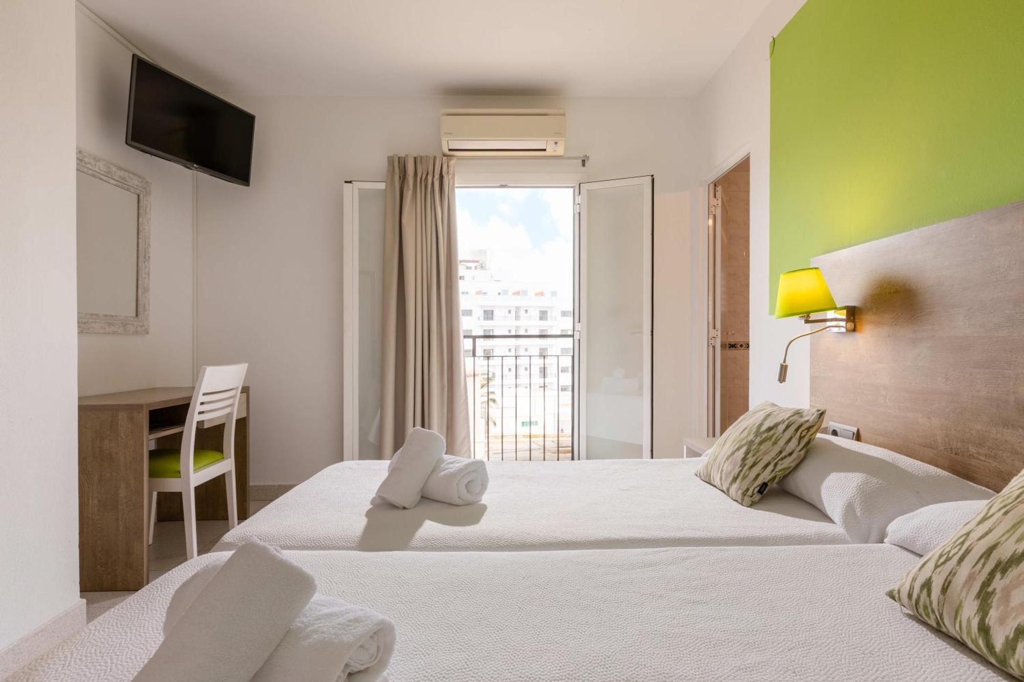 Hostal Mari Sant Antoni de Portmany Екстериор снимка