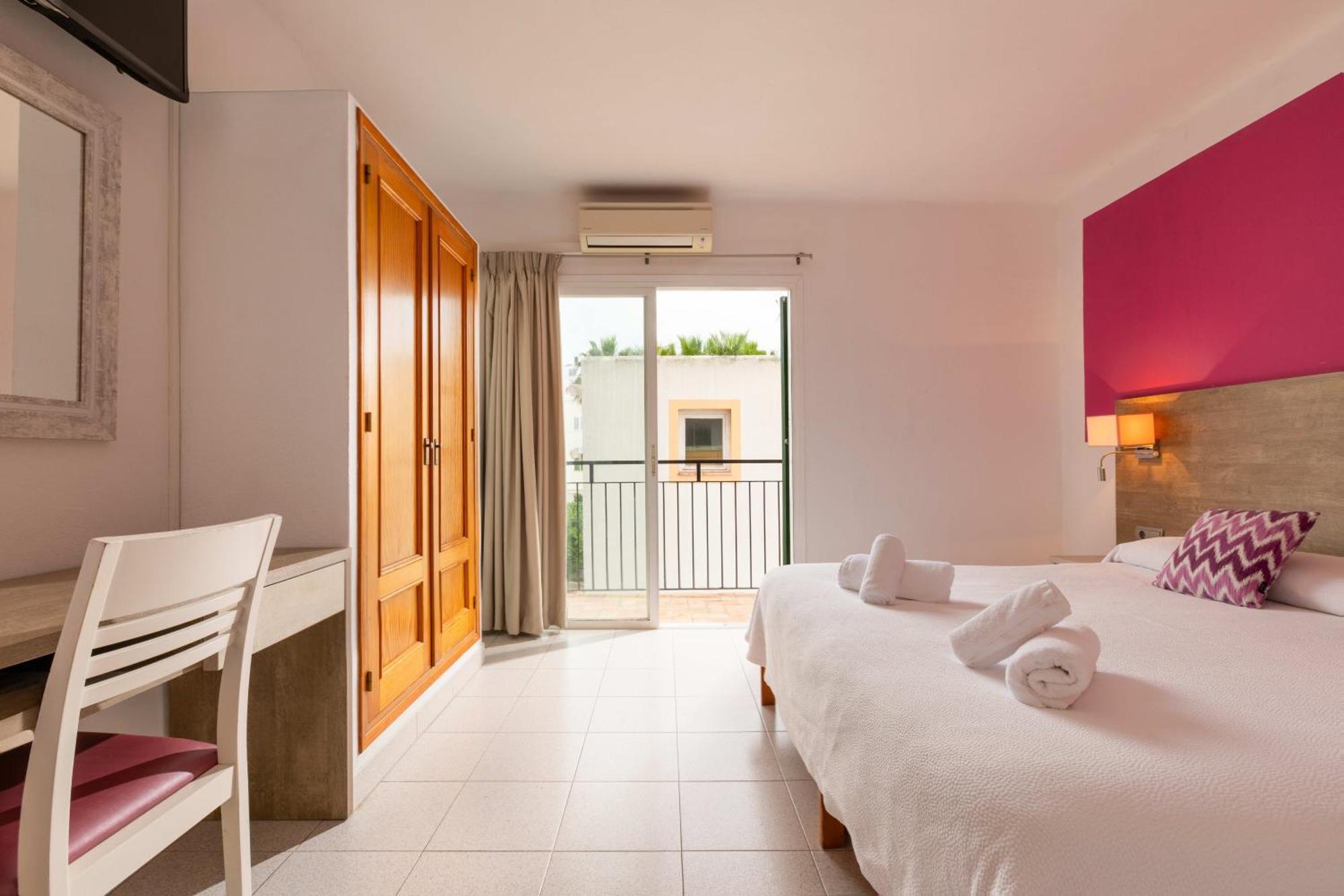 Hostal Mari Sant Antoni de Portmany Екстериор снимка