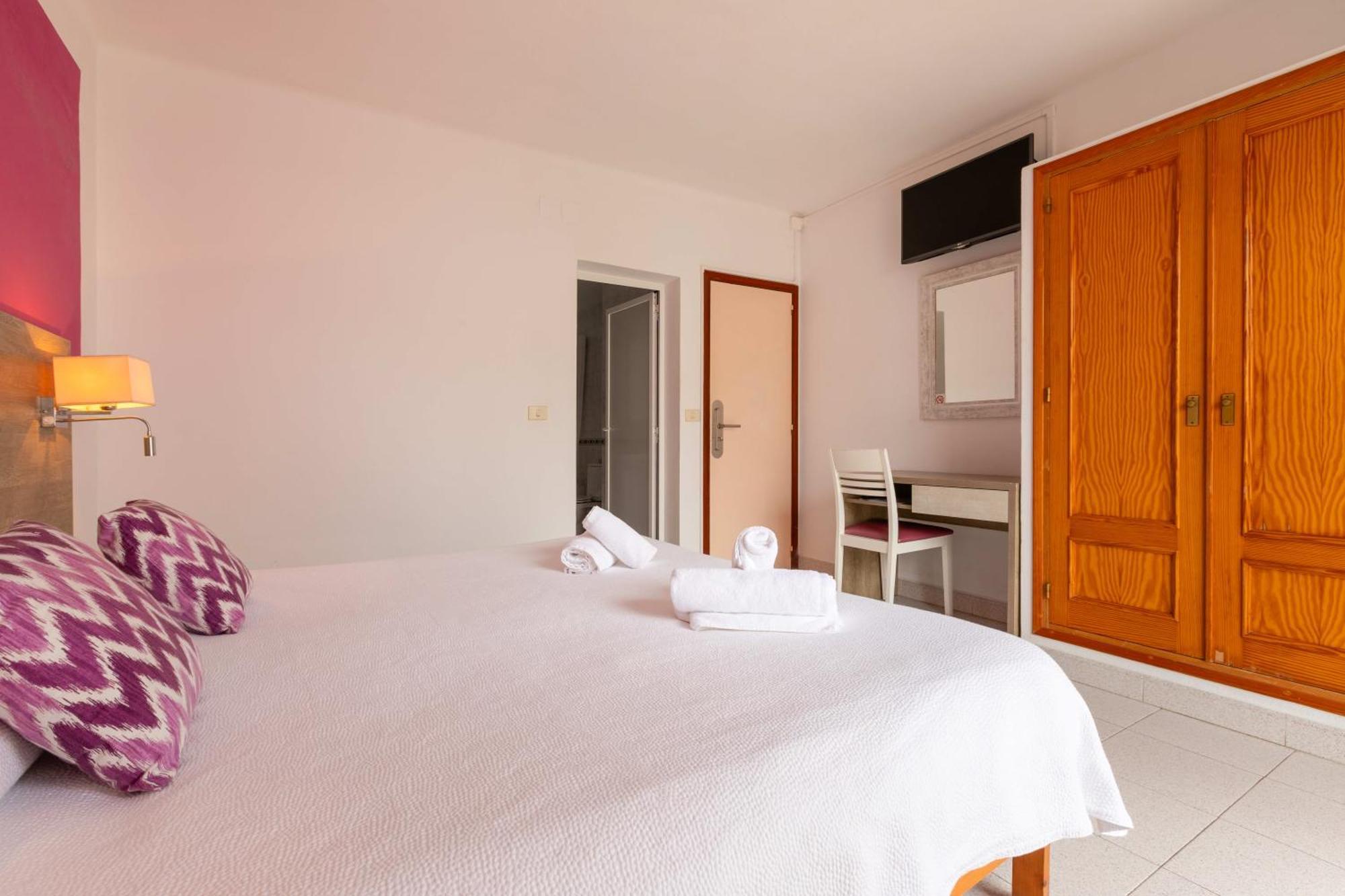 Hostal Mari Sant Antoni de Portmany Екстериор снимка