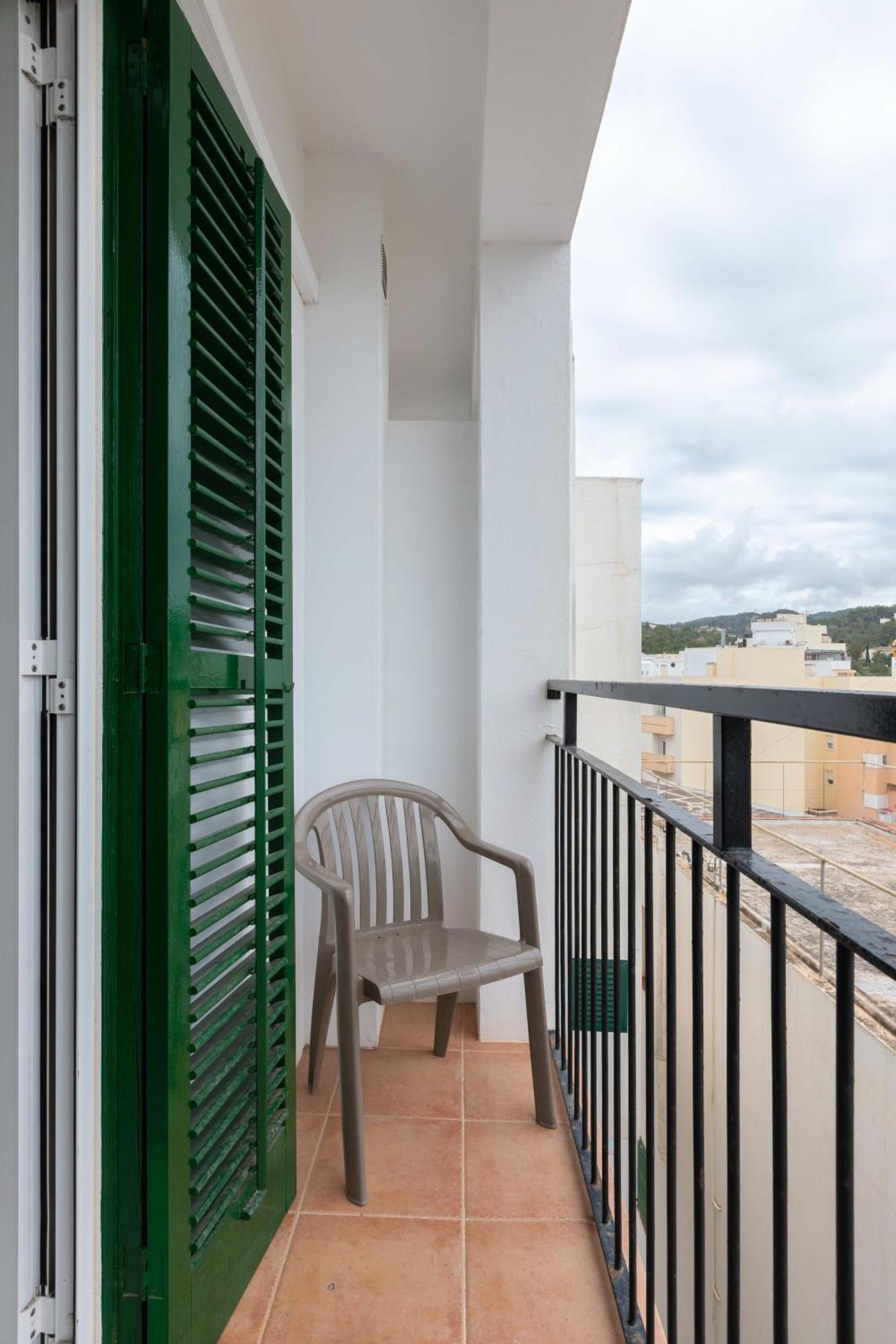 Hostal Mari Sant Antoni de Portmany Екстериор снимка