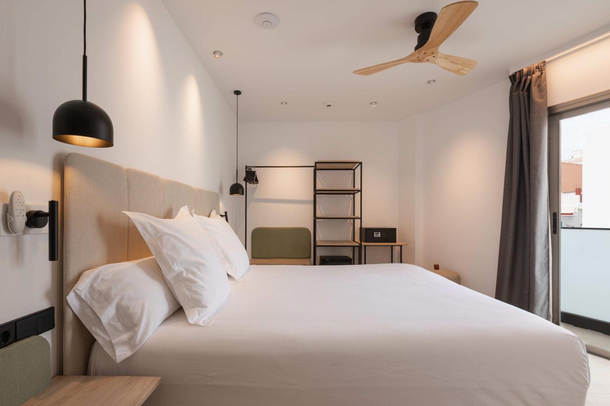 Hostal Mari Sant Antoni de Portmany Екстериор снимка