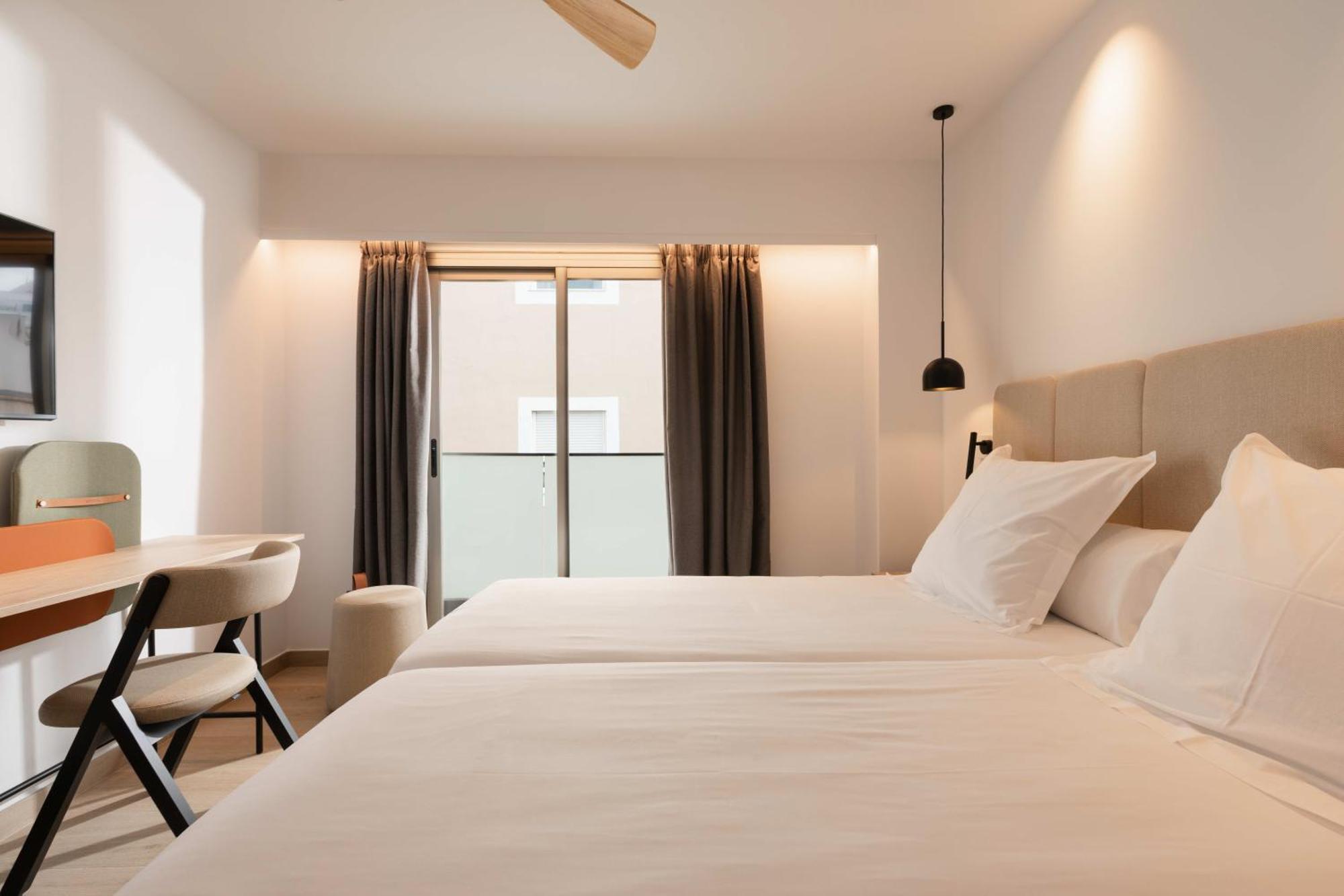 Hostal Mari Sant Antoni de Portmany Екстериор снимка