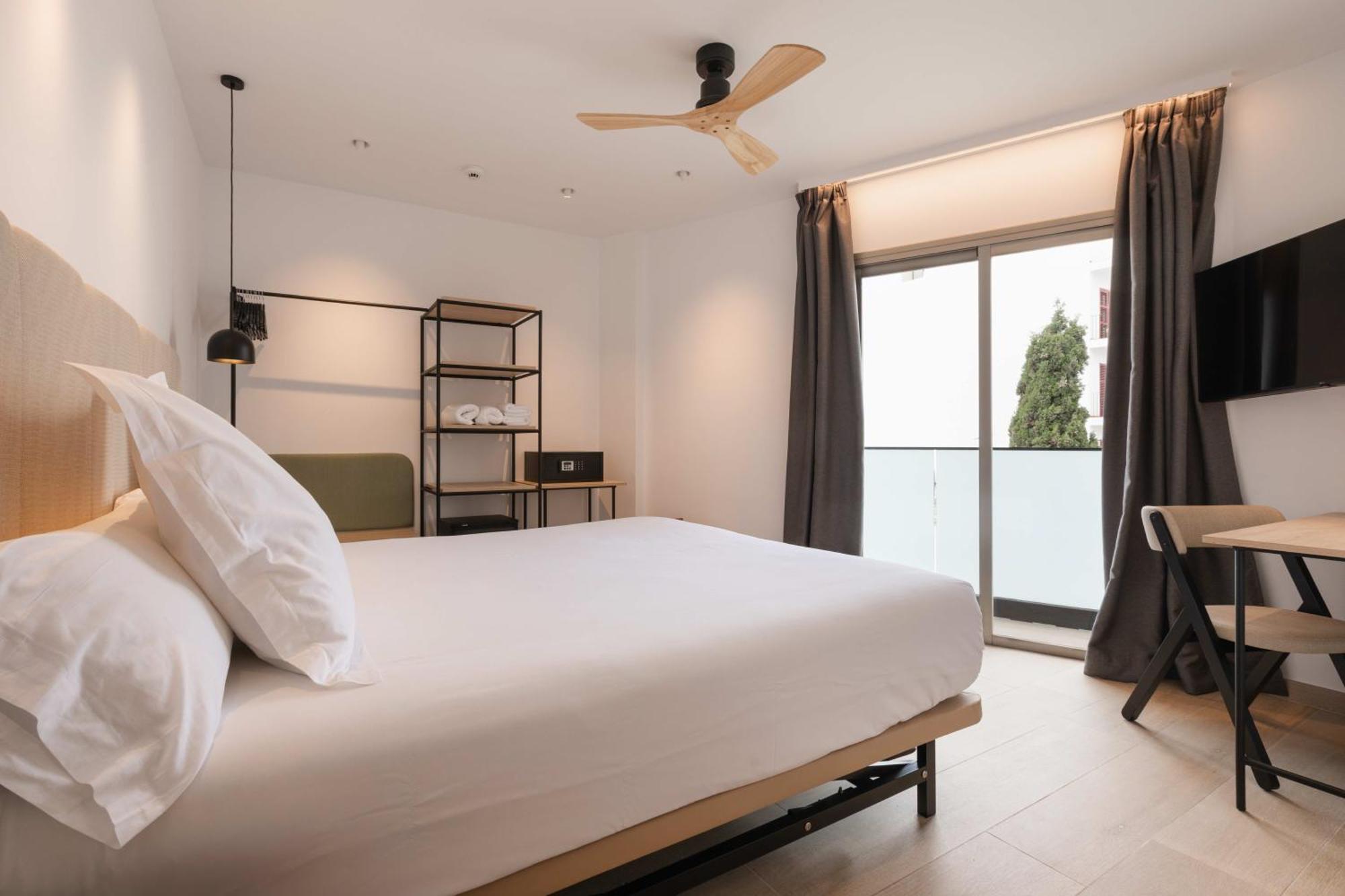 Hostal Mari Sant Antoni de Portmany Екстериор снимка
