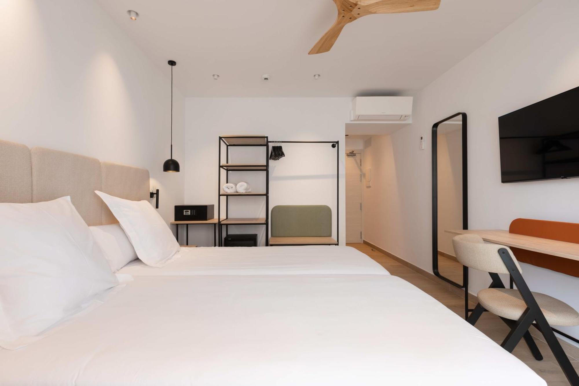 Hostal Mari Sant Antoni de Portmany Екстериор снимка